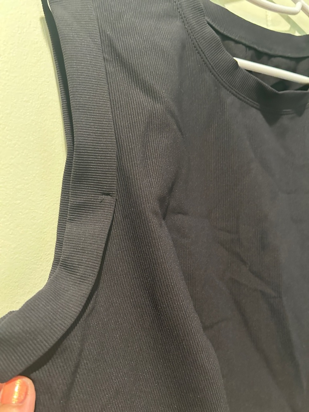 Sleeveless Ribbed Cropped Tank Top - Black - Picture 2 of 4